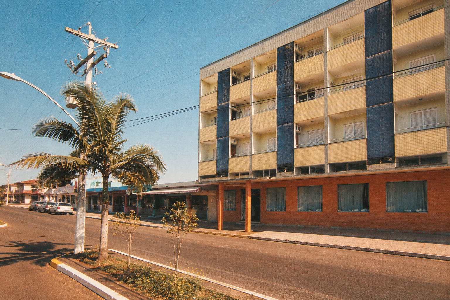 A fachada do Litoral Hotel concluída, com o azul e o amarelo originais